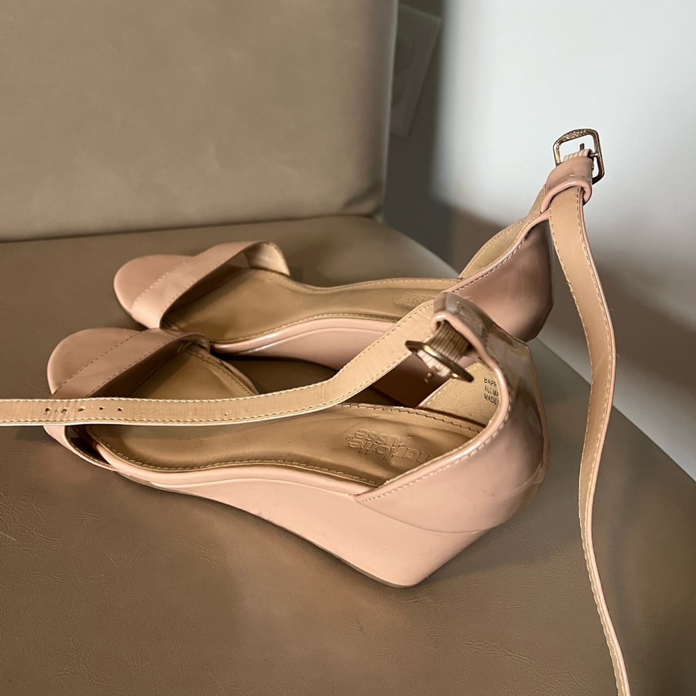Nude wedge, size 8